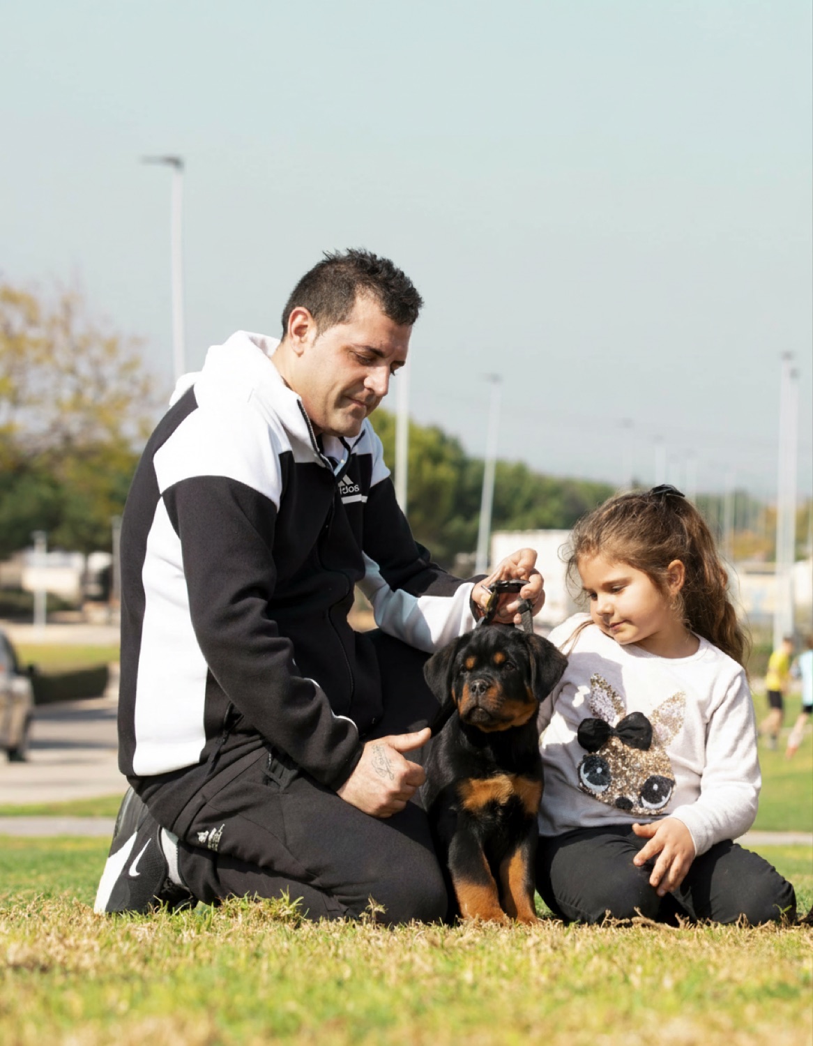 Emilio y Ariadna Alemany, fundadores de Rottvale Kennel, con sus rottweilers